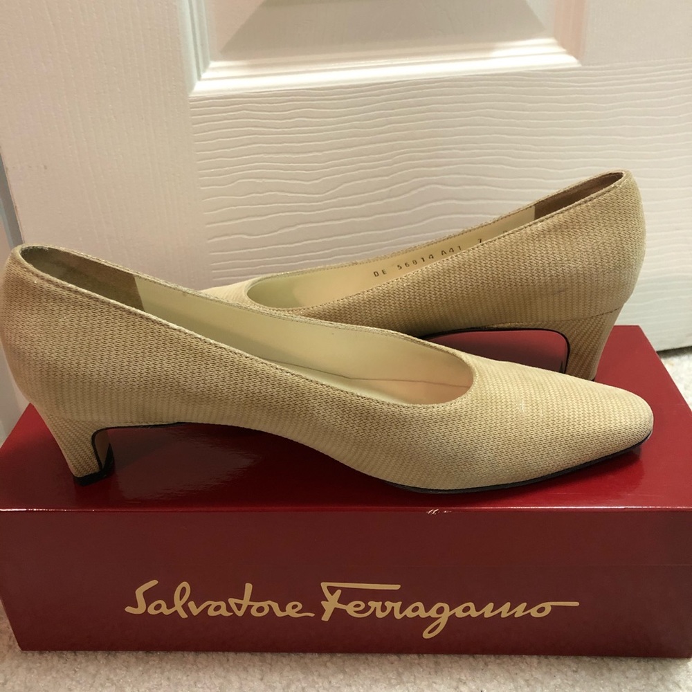 Salvatore Ferragamo  beige tan shoes pumps sz 7 B